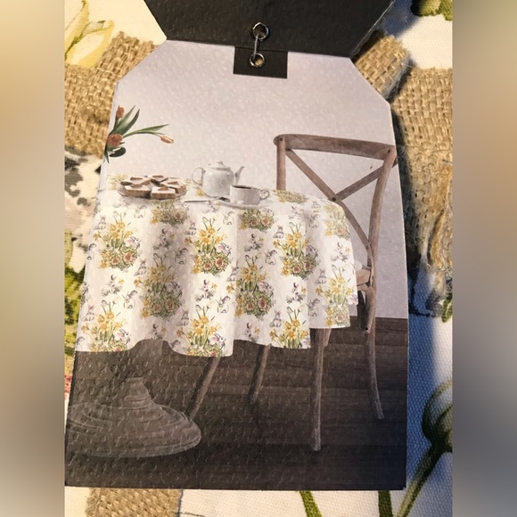 NWOT Bunny Hills Farms Round Tablecloth - Picture 4 of 7